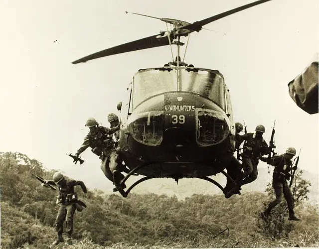 Vietnam-War-Helicopter-Landing