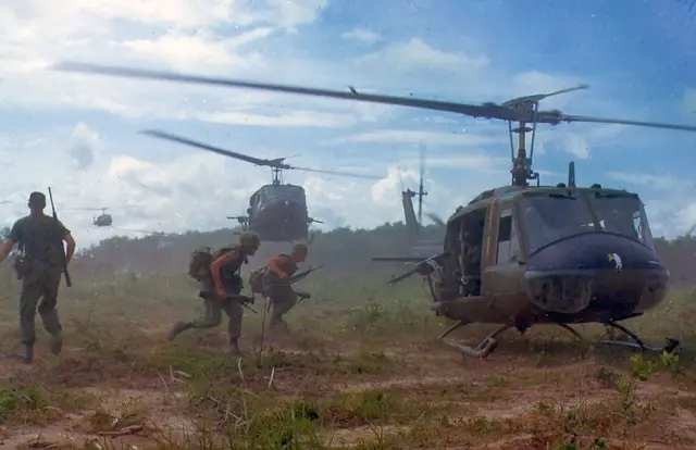 Vietnam-War-American-Soldiers-Helicopter-Escape